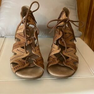 Women’s Earth Steph Mali Sand/Brown/Brun Sable Sandals Sz 7M. GUC Lace-up & Zip
